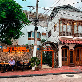 Exteriores del hotel Silberstein en  Galápagos.